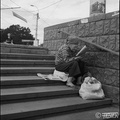 Mamie lisant dans les escaliers - Simferopol, Crimée, Ukraine